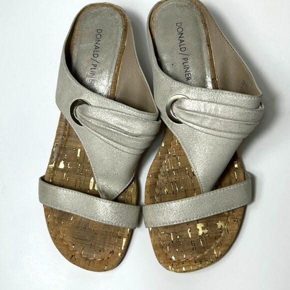 Donald Pliner Dionne Champagne Gold Metallic Leather Toe-Post Wedge Sandals Sz 8 - Picture 5 of 15